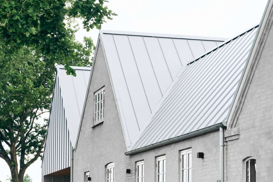 Neu und Alt in Jelling schreiben mit Stahlprofilen gemeinsam Zukunftsgeschichte, Feldmosevej 1 - 7300 Jelling